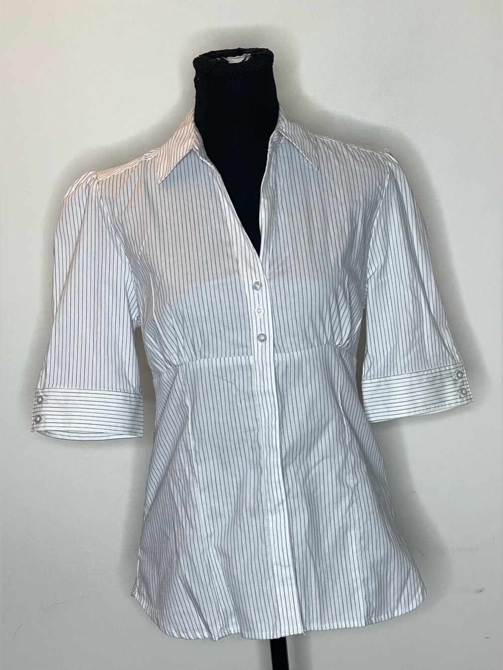 So Wear It Declare It- Y2k Style White Shirt with Gray Pinstripes Size L